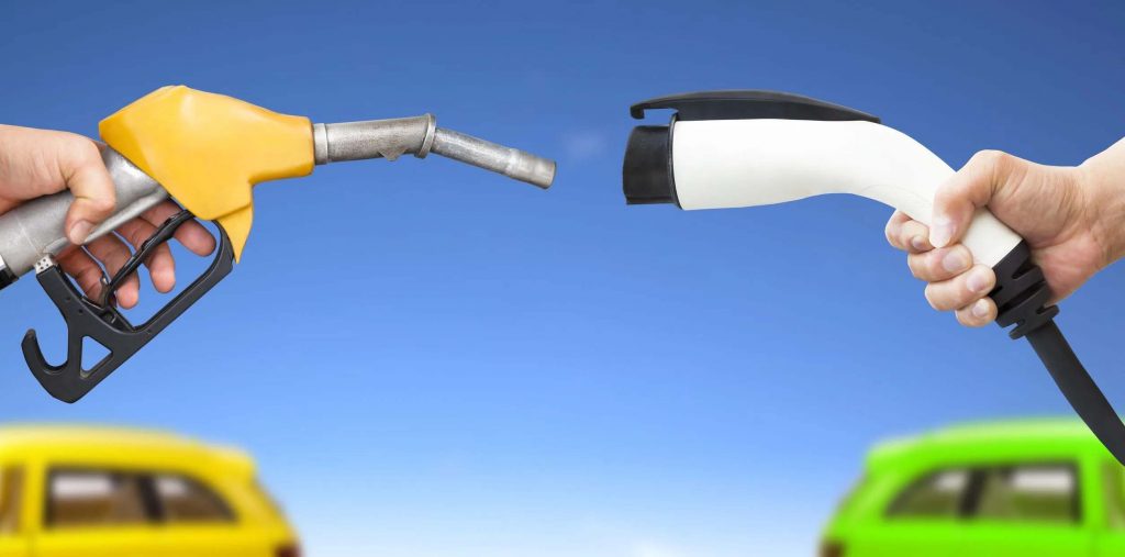 comparaison entre la consommation d'une voiture électrique et celle d'une voiture à essence